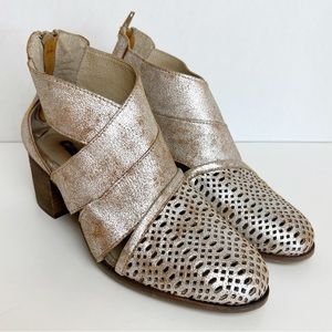•CASTA• Coates Perforated Heeled Bootie in‎ Silver Leather Size EU 37